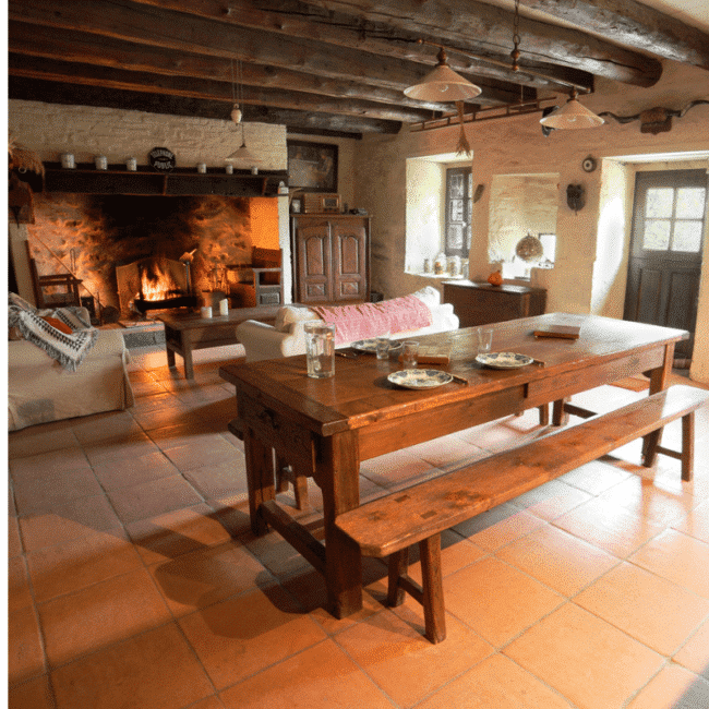 Salle à manger gîte Estradié Aveyron